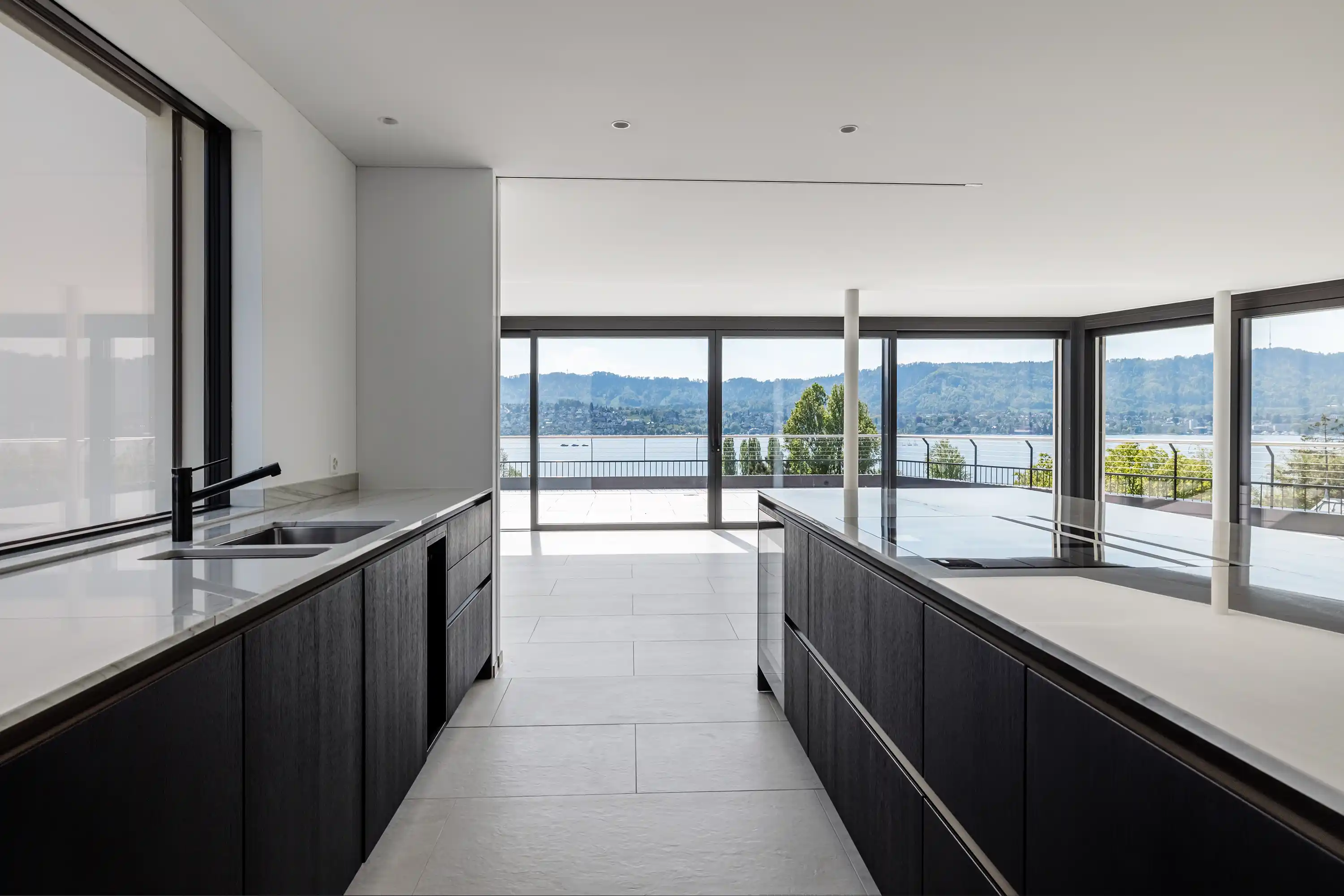 attikawohnung-neubau-mfh-zollikon-totalunternehmung-werubau-74 Wohnküche mit Aussicht, Attikawohnung Neubau MFH Zollikon – Werubau Totalunternehmung